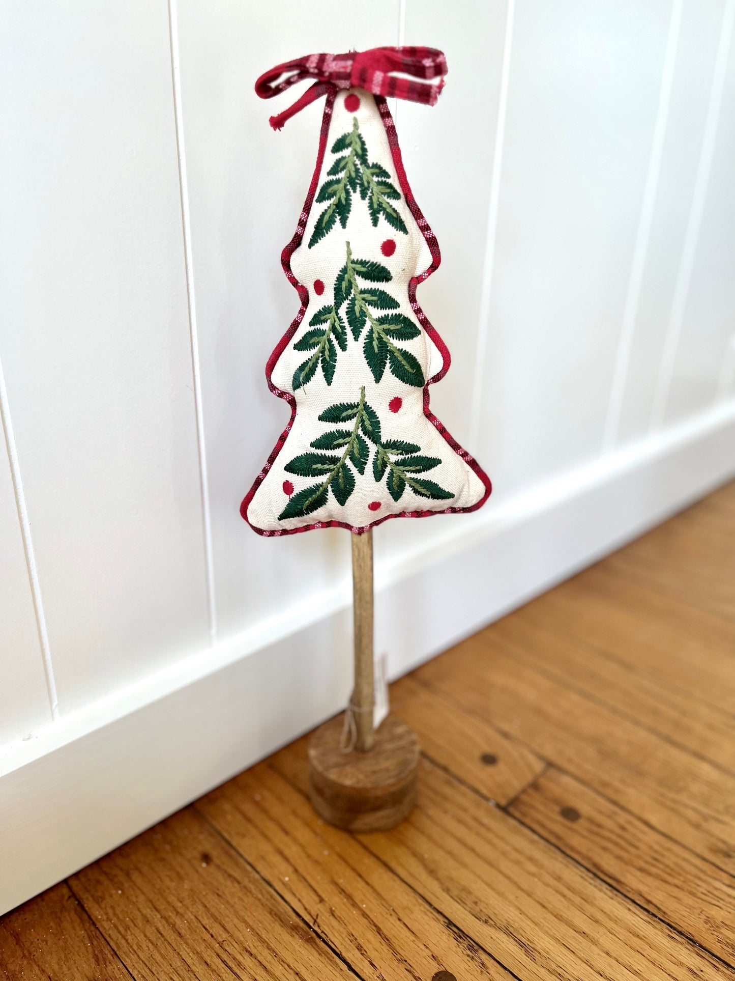 LG Embroidered Tree Decor