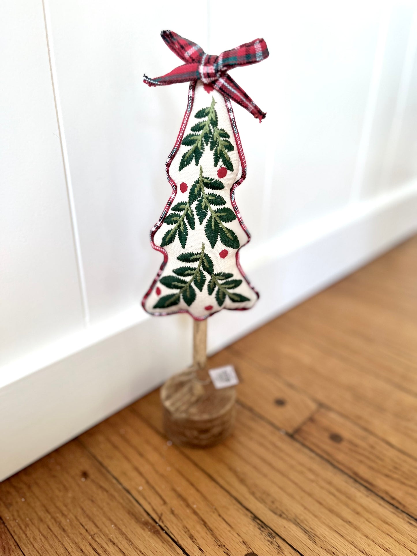 MED Embroidered Tree Decor